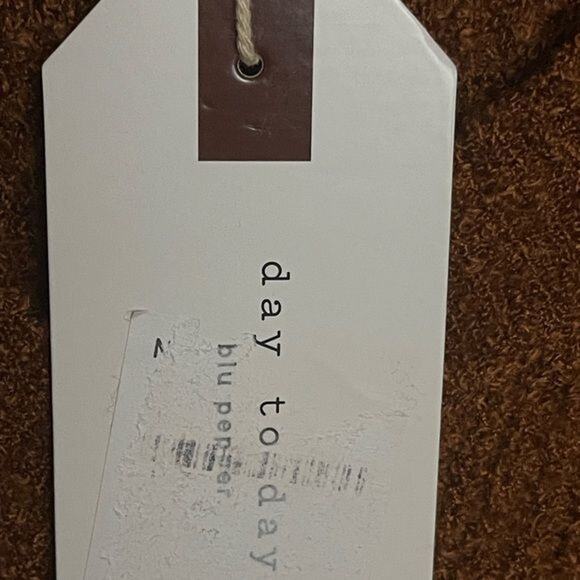 Day‎ to Day Blu Pepper Chocolate Brown V-Neck Sweater Size M NWT - Picture 7 of 8